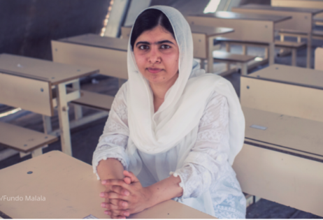 Gênero e Educação - Malala comemora 25 anos com lista de 25 ações pela educação de meninas. Imagem da Malala e sentada em uma sala de aula. Créditos da Imagem: Divulgação/Fundo Malala