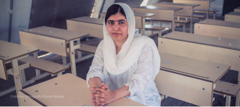 Gênero e Educação - Malala comemora 25 anos com lista de 25 ações pela educação de meninas. Imagem da Malala e sentada em uma sala de aula. Créditos da Imagem: Divulgação/Fundo Malala
