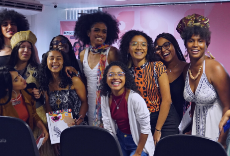 Gênero e Educação - Eleições 2022: Em manifesto, meninas exigem educação plural e fim da exclusão escolar. Imagem de jovens negras reunidas na Defensoria Publica de Recife