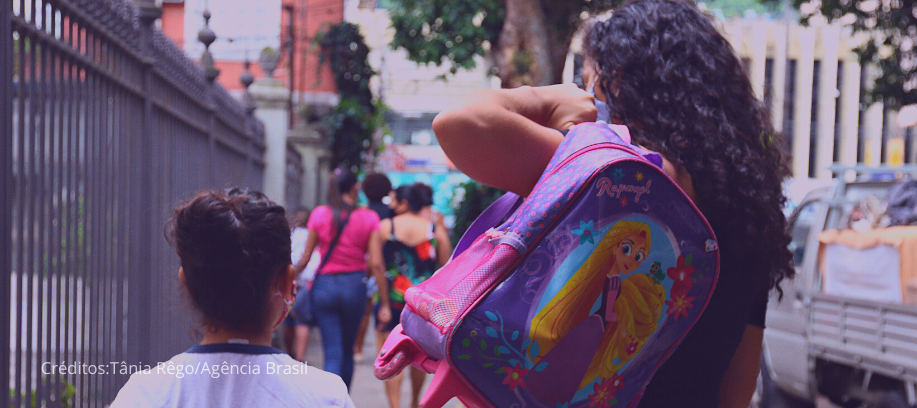Ação Educativa e Cenpec apresentam resultados e análises da pesquisa nacional Educação, Valores e Direitos. Imagem de uma mulher carregando a mochila de uma criança - Créditos: Tânia Rêgo/Agência Brasil